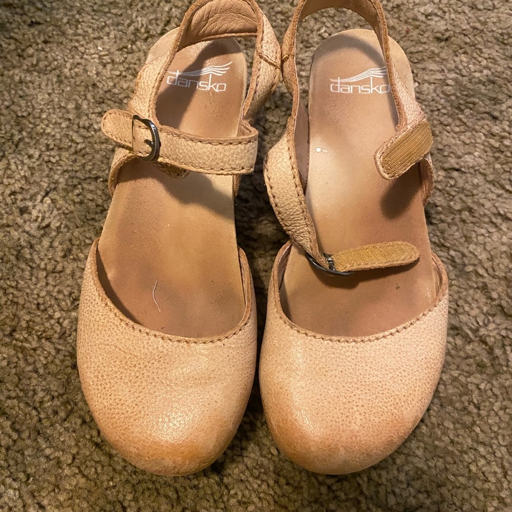 Dansko Tiffani light tan shoes